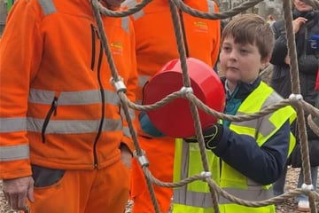 Karriere-Start in der Matschhose: Micha (7) bewirbt sich als Spielplatzprüfer