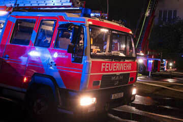 Berlin: Feuerwehr birgt tote Person aus Brand-Haus in Schöneberg