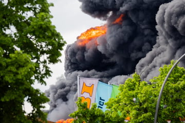 Berlin: Brand in Waffenhersteller-Firma in Berlin: Warnung vor giftiger Rauchwolke!