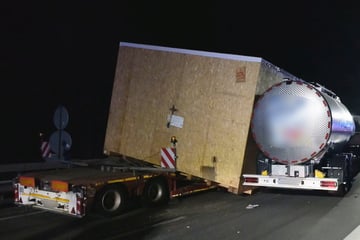Unfall mit Schwertransporter: A28 noch stundenlang gesperrt