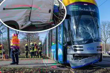 Straßenbahn und Transporter krachen ineinander: Drei Personen verletzt