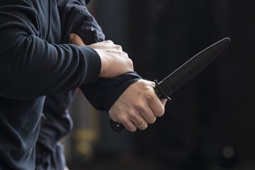 Messerattacke: Blutige Auseinandersetzung in Wohnung: Mann mit Messer attackiert