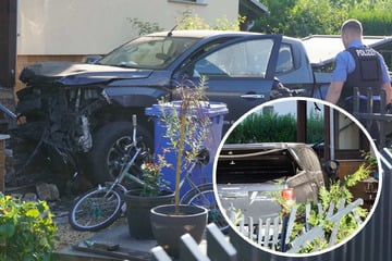 Mitsubishi-Pickup durchbricht Grundstückszaun: Fahrer (†52) tot