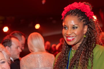 Schauspiel-Ikone Liz Baffoe erklärt: So läuft ihr neues Leben als Flugbegleiterin