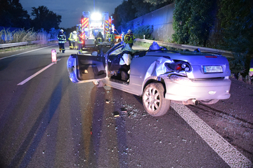 Unfall A57: Überholmanöver geht schief: Auto gerät unter Lkw, Frau lebensgefährlich verletzt