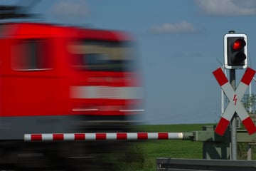 Tödlicher Bahnunfall im Nordosten Leipzigs: Rollerfahrerin von Zug erfasst