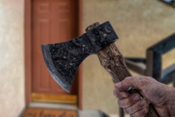 Mann klopft bei Nachbar und schlägt sofort mit Handbeil auf ihn ein