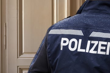 Falscher Polizist sperrt 77-Jährigen in seiner Wohnung ein