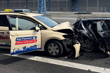 Unfall A7: Taxi kracht in Stauende auf der A7: Offenbar acht Verletzte, darunter Kinder