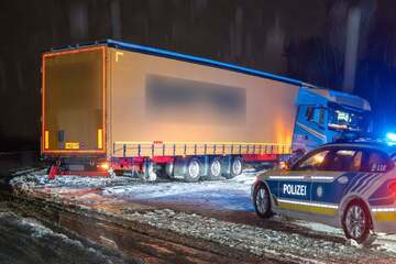 40-Tonner schleudert über A70: Schnee-Unfall in der Nacht