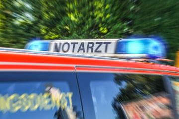 Opel-Fahrerin vom eigenen Auto erfasst und schwer verletzt