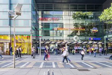 Dresden: Männer klauen Handy: Als Ladenbesitzer Verfolgung aufnimmt, zücken sie ein Messer