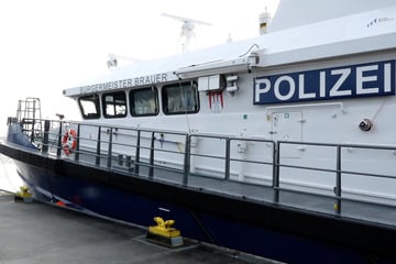 Touristenbarkasse kracht in Containerschiff - zwei Menschen verletzt