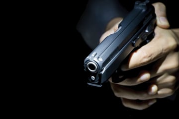 Dresden: Trio threatens man in Dresden with gun