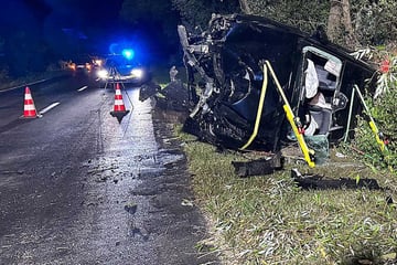 Suff-Fahrt endet am Baum und sorgt für Trümmerfeld: Angaben der Insassen lassen Polizei rätseln