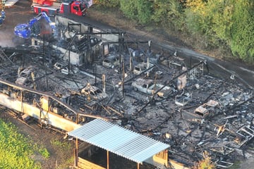 Feuerwehr im Großeinsatz: Lagerhalle mit Oldtimern brennt nieder