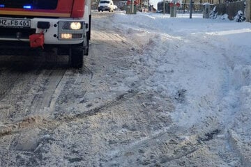 Aggressiver Autofahrer rammt Feuerwehrmann bei Einsatz und flüchtet