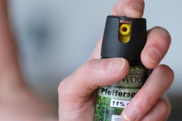 Fahrdienst-Mitarbeiter von Duo attackiert: Täter rauben Auto