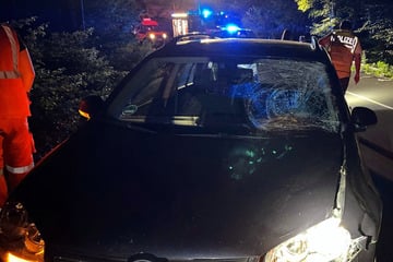 Plötzlich stand er auf der Spur: 17-Jähriger nach Kollision mit VW in Lebensgefahr