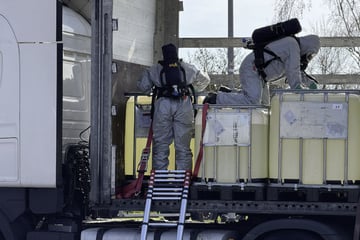 Gefahrgut-Alarm auf Autobahn: Großeinsatz von Feuerwehr und THW