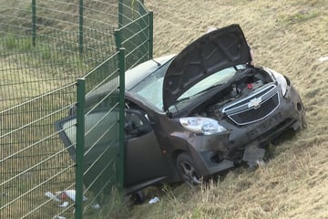 Chevrolet kommt von der Straße ab und landet neben der A7 im Graben