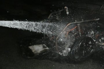 Microcar fängt während der Fahrt Feuer: Teenagerinnen haben Glück