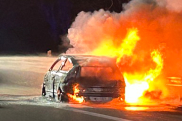 Auto gerät auf Autobahn plötzlich in Flammen, Beifahrer springt aus fahrendem Wagen