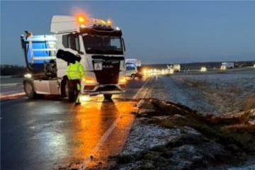 Unfall durch Glätte: Lastwagen rutscht in Straßengraben!