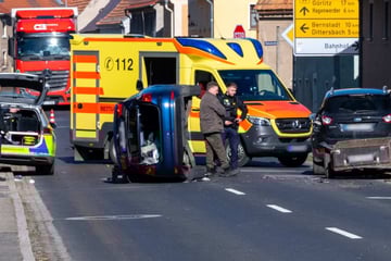 Crash in Ostsachsen: VW kippt nach Aufprall zur Seite