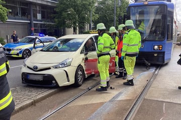 Unfall in München: Tram und Taxi kollidieren auf Landsberger Straße