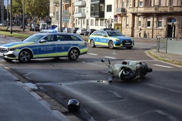 Opel fährt bei Rot und erfasst Vespa: Rollerfahrer lebensgefährlich verletzt