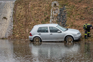 VW durchbricht Zaun und landet in Regenrückhaltebecken