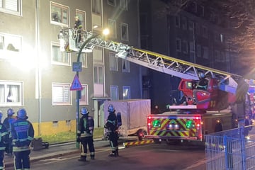 Tödlicher Wohnungsbrand am späten Abend: Mann stirbt, Mutter und Tochter in Klinik