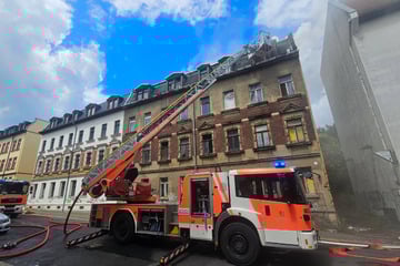 Leipzig: Dachstuhl-Brand verqualmt Leipziger Wohngebiet: Es war wohl Brandstiftung