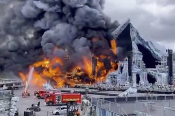 Inferno bei Tomorrowland! Hauptbühne steht in Flammen, Festival findet trotzdem statt