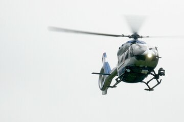 Fahranfänger flüchtet nach Unfall und wird mit Hubschrauber gesucht