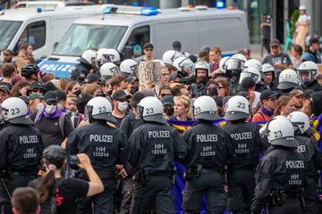 Köln: Gegendemonstranten blockieren "Marsch für das Leben": Polizei setzt Schlagstöcke ein