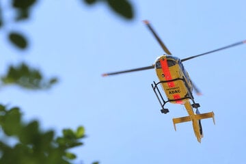 Schwerer Arbeitsunfall: Mann rutscht von Trittbrett ab und stürzt vom Kran