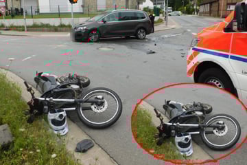 Jugendlicher Motorradfahrer verliert die Kontrolle: Dann überrollt ihn ein Auto