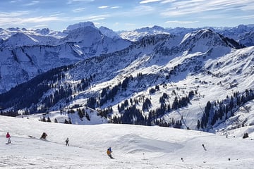 Tragödie in den Alpen: 23-jähriger Skifahrer tot am Fuße einer Klippe gefunden