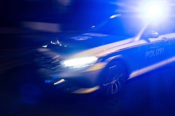 Mann 20 Meter Böschung hinabgeschleudert: Motorradfahrer lebensbedrohlich verletzt