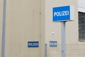 Mann bepinkelt Polizeistation - Eine halbe Stunde später hat er Handschellen um