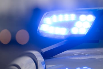Seniorin gerät mit Auto auf Gegenspur und kracht in Lkw: Jegliche Hilfe kommt nach Unfall zu spät