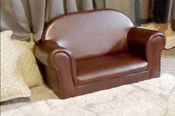 Sofa bei Billig-Shop bestellt: Beim Auspacken fällt Paar die Kinnlade runter