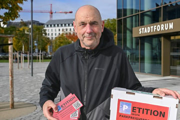 Dresden: Ein-Mann-Demo vorm Stadtforum: Torsten will teures Parken verhindern