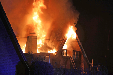 Feuer in Wohngebiet ausgebrochen: Doppelhaus brennt lichterloh!