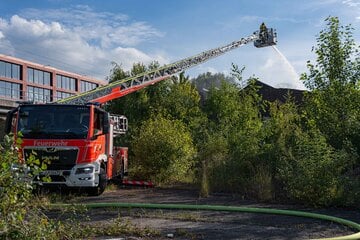 Lagerhalle mutwillig in Brand gesetzt: Massive Rauchwolke über Köln