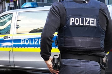 Mann verprügelt Partnerin und bedroht sie mit Baseballschläger: Polizei umstellt Gebäude