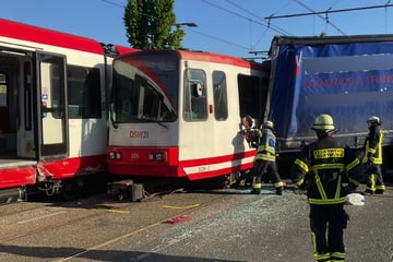 Stadtbahn entgleist nach Kollision mit Laster und schleudert gegen weitere Tram