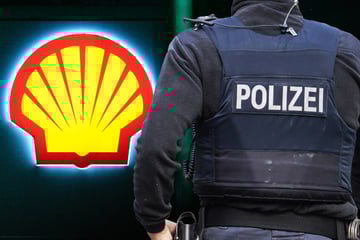 Räuber mit Schusswaffe überfallen Shell-Tankstelle und fliehen mit Motorrad